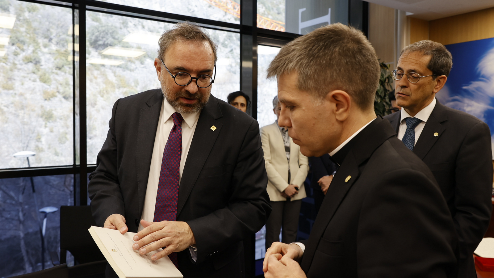 El copríncep episcopal, Josep-Lluís Serrano Pentinat, amb el rector de la Universitat d’Andorra, Juli Minoves, durant la visita oficial.