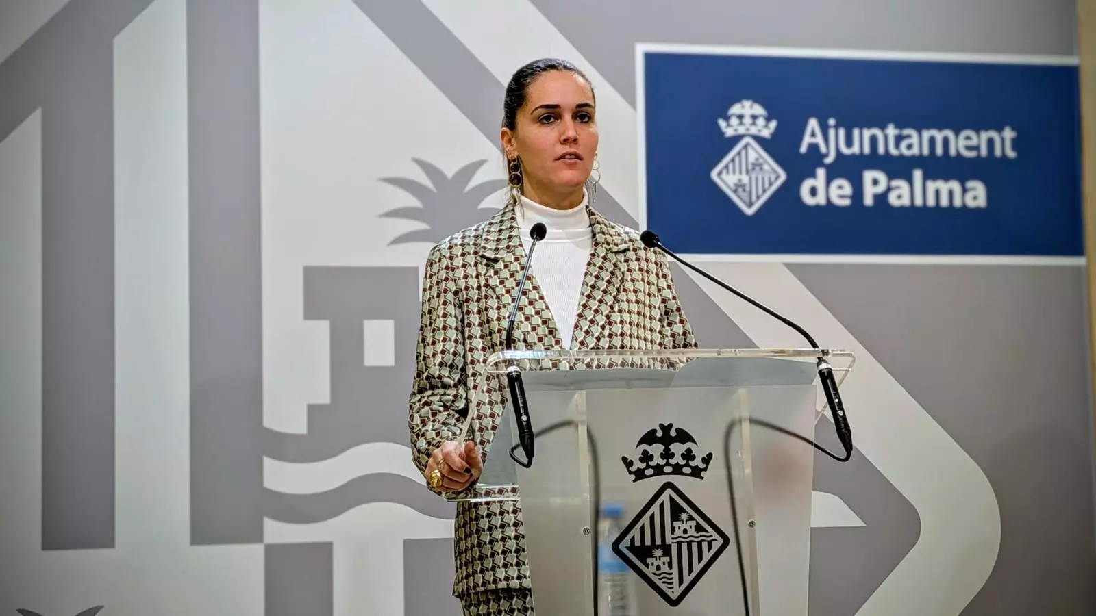 La regidora de l'Ajuntament de Palma Lourdes Roca, durant una roda de premsa.