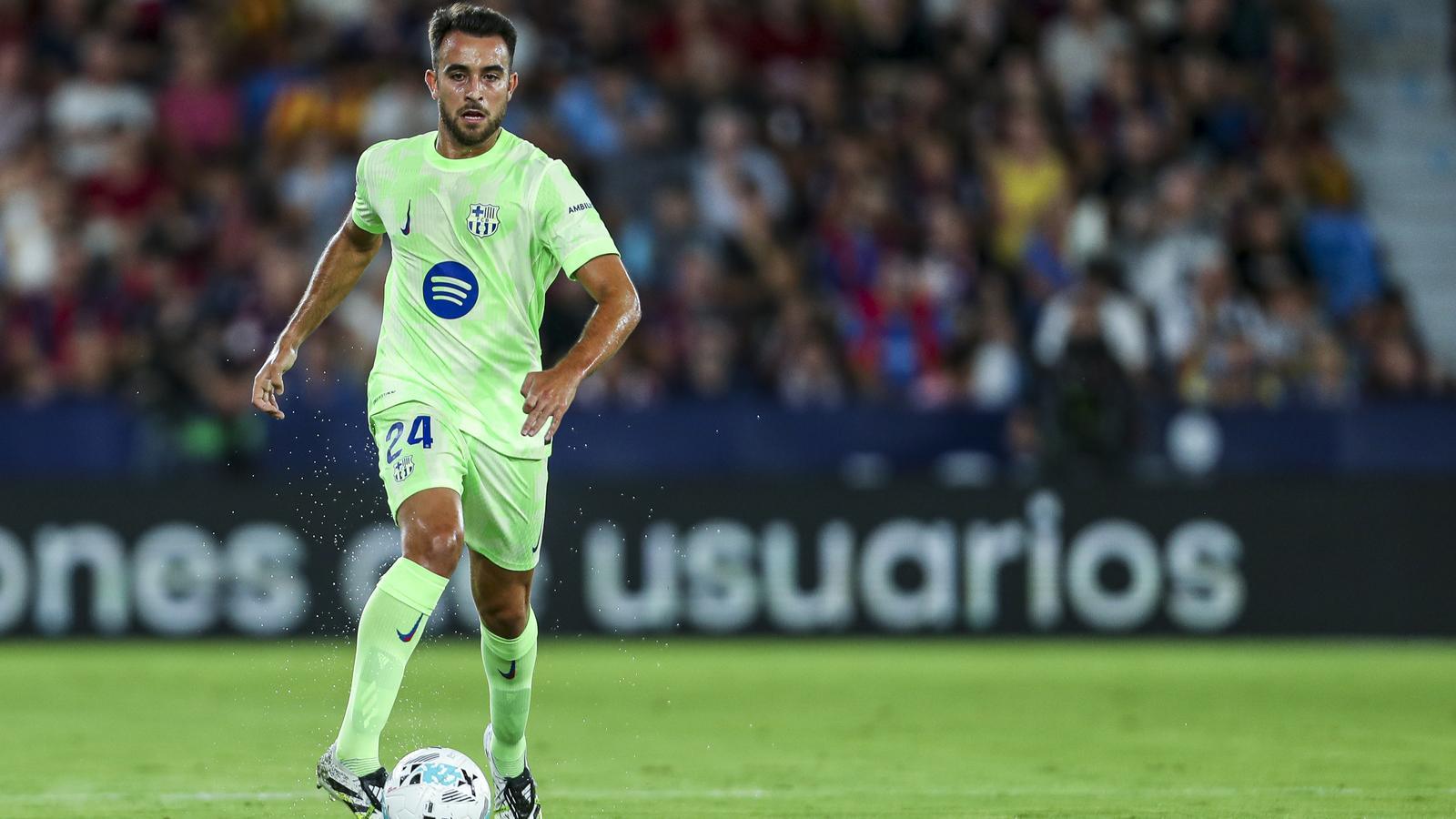 Eric Garcia dribbles the ball in the match against Levante.