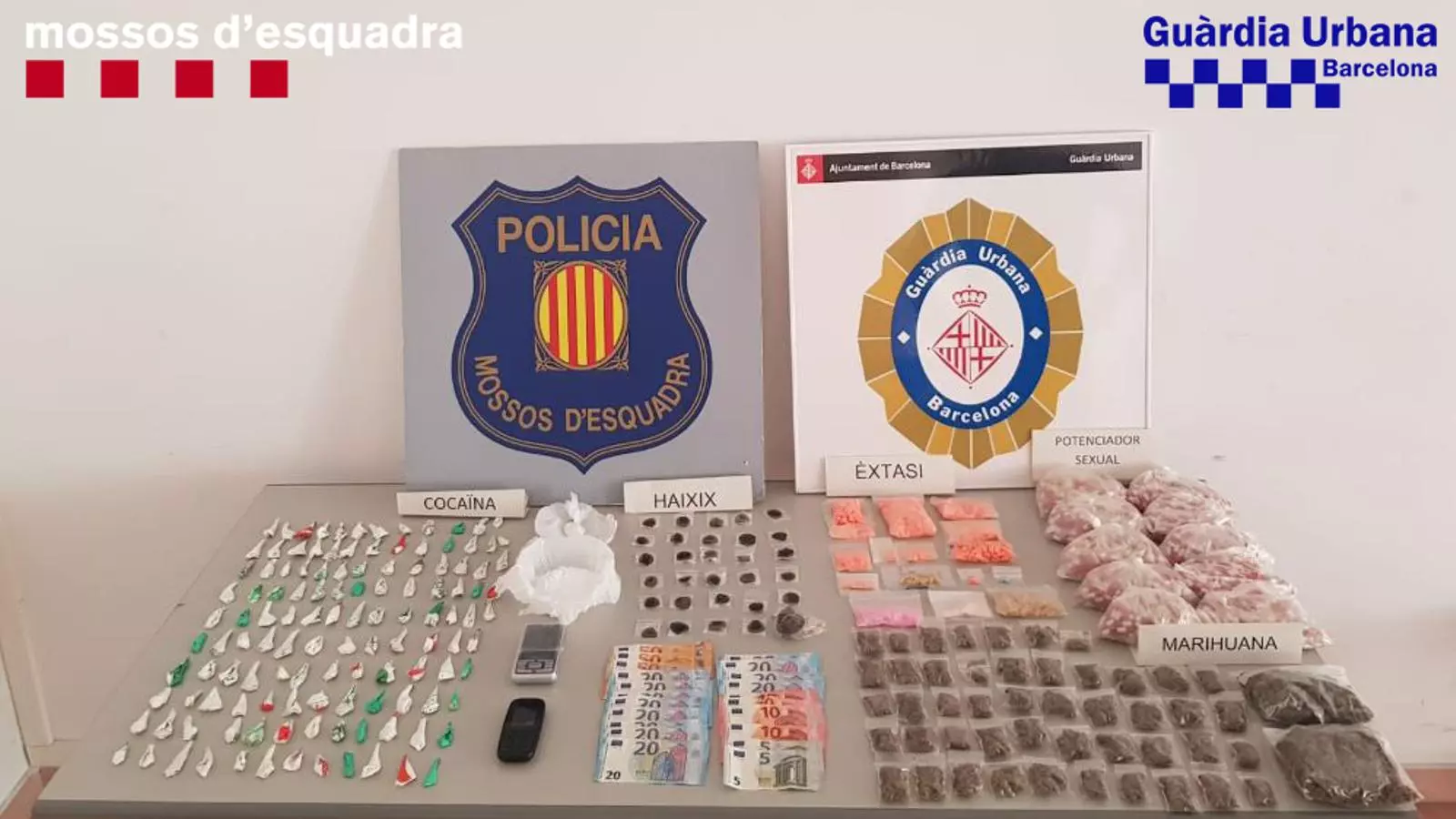 Les substàncies que la policia va trobar entre els dos pisos estan valorades en 21.800 euros