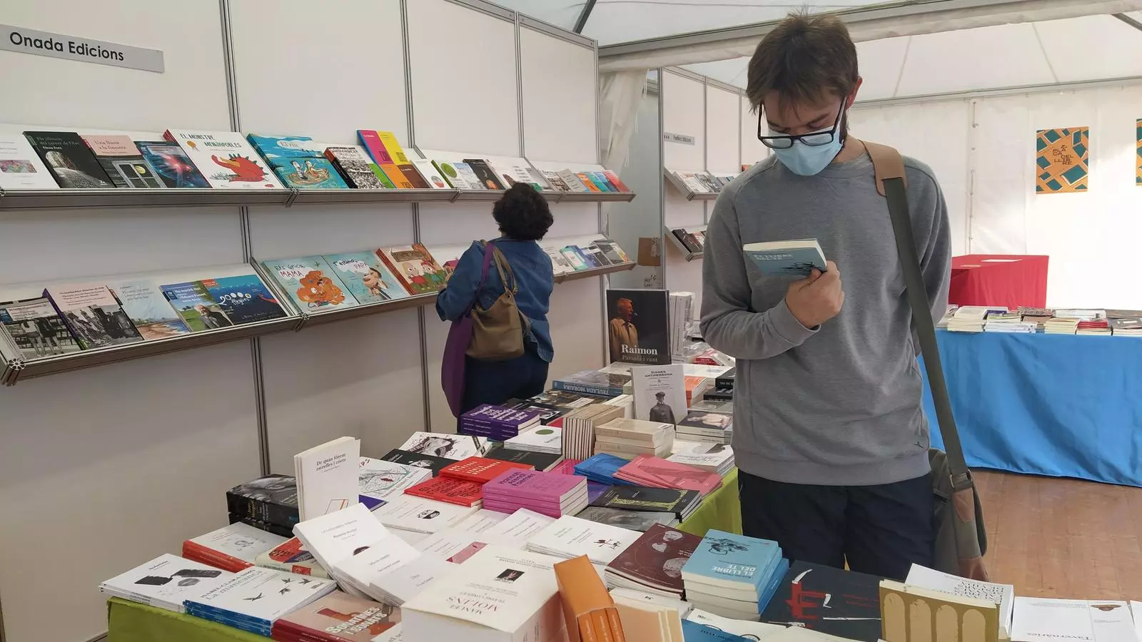 Alguns dels primers visitants de la segona edició de la Plaça del Llibre de Castelló de la Plana