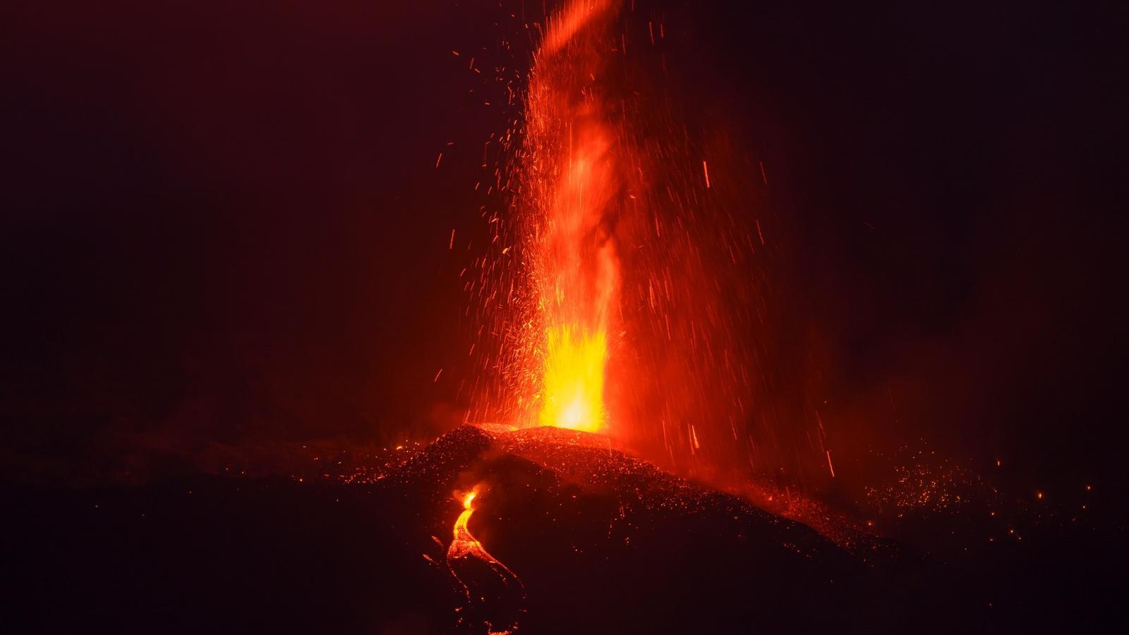 Imatge del volcà Cumbre Vieja dos dies després d'entrar en erupció a La Palma.