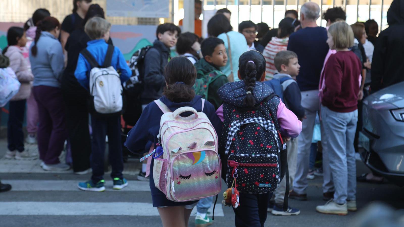 Schüler am Eingang der Grundschule CEIP Son Pisà