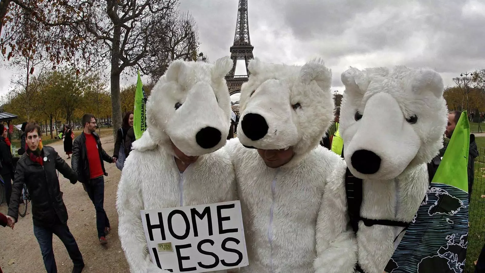 Les ONG es van manifestar ahir davant de la Torre Eiffel, a París, per reclamar als dirigents reunits a la cimera un compromís i un acord ambiciós per lluitar contra el canvi climàtic.
