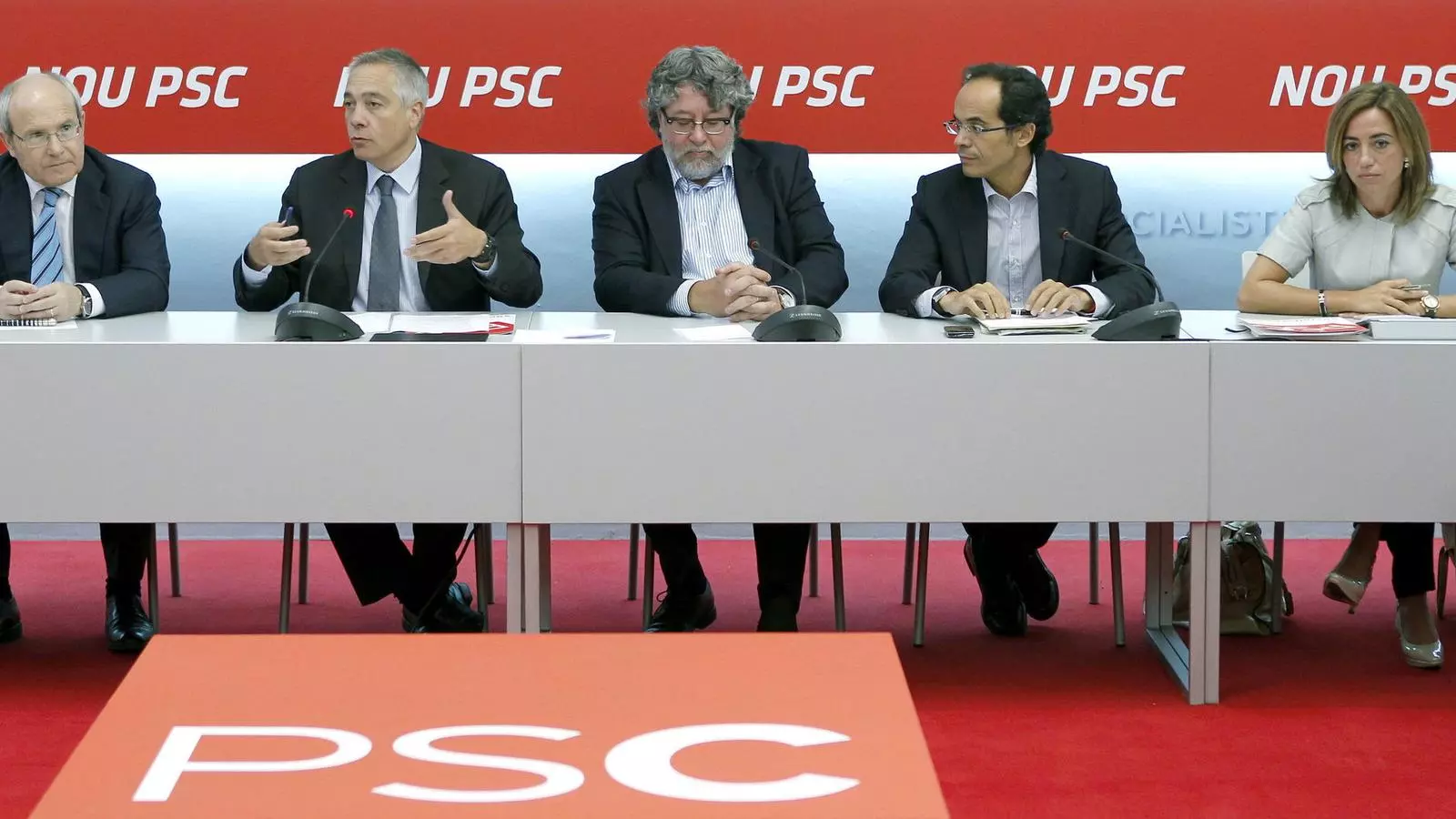 MOMENT DE TRAÇAR EL RUMB
José Montilla, Pere Navarro, Antonio Balmón, Francesc Vallès i Carme Chacón es van reunir ahir per parlar del futur del PSC.