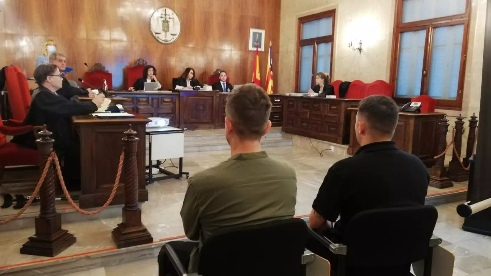 El professor de ball i el seu marit, ambdós acusats, aquest dilluns a l'Audiència de Palma.