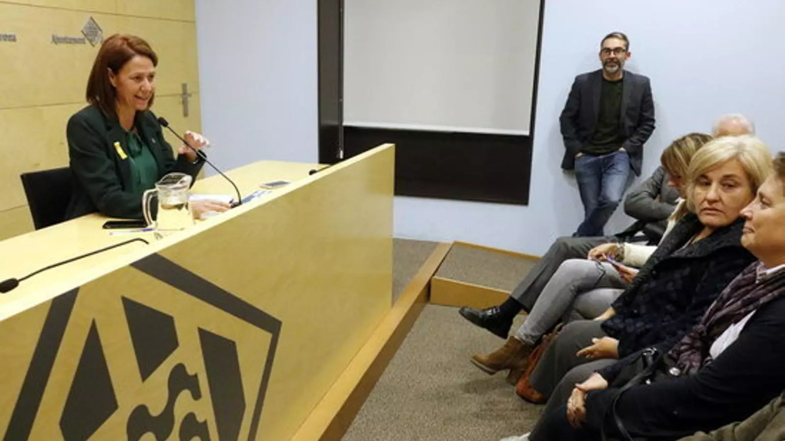 Marta Madrenas acompanyada de la majoria de regidors de l'equip de govern de Girona