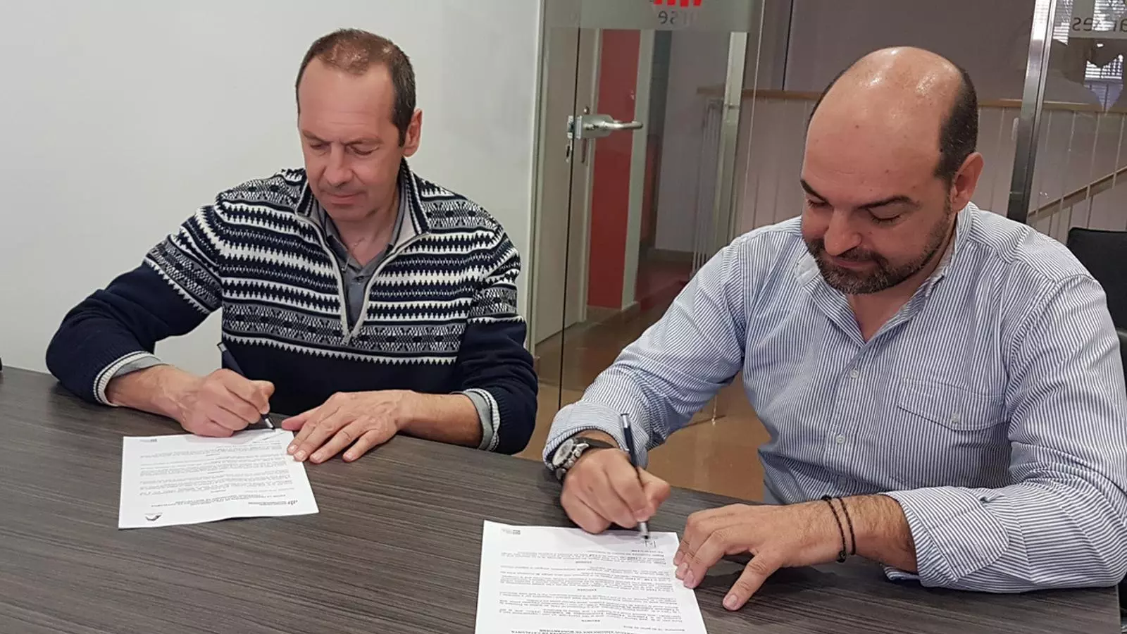 Signatura del conveni entre els responsables de les dues federacions. / FEEC