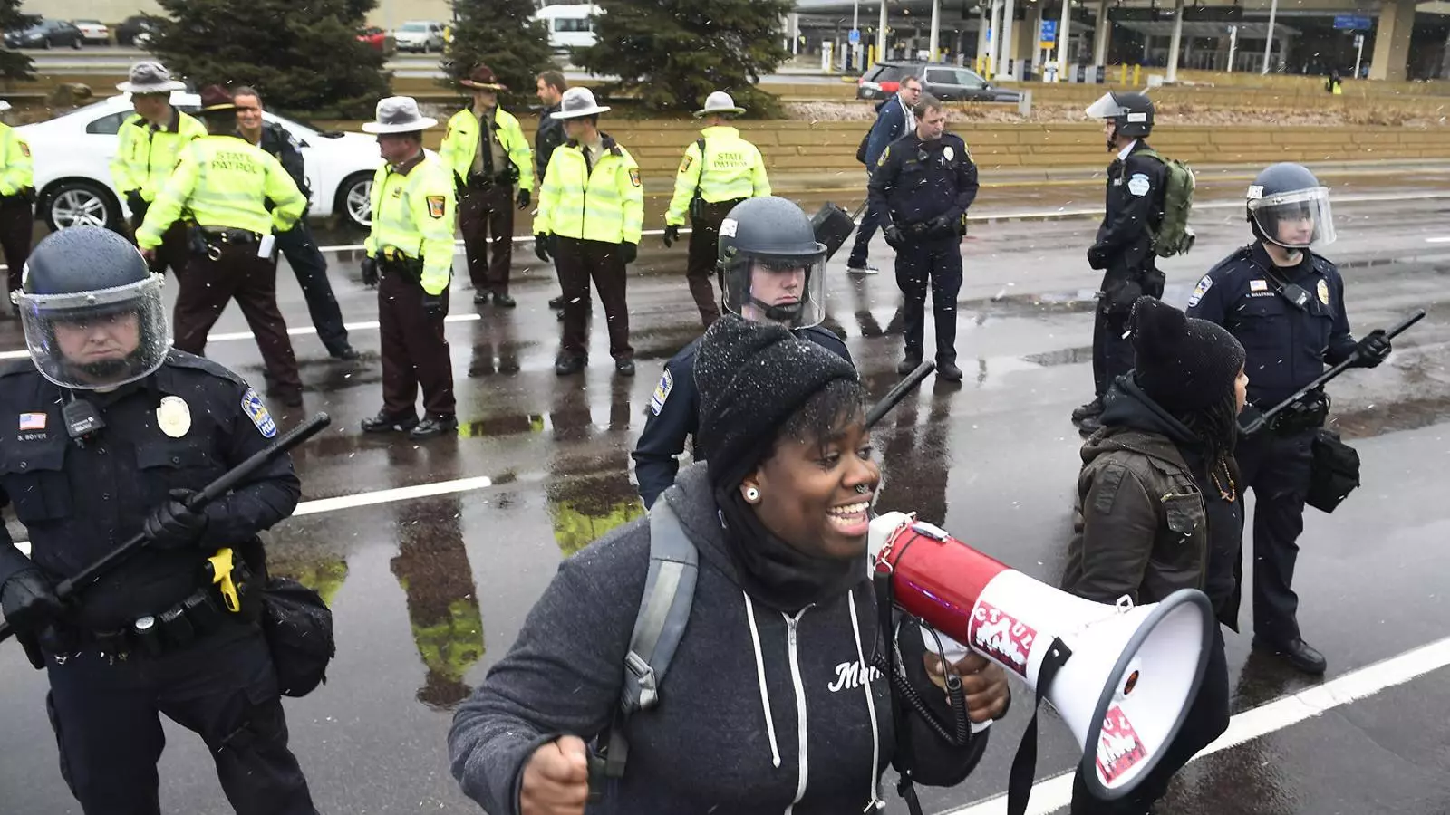Oluchi Omeoga en una imatge de les protestes del 2015, com a portaveu del moviment Black Lives Matter a Minneapolis (Minnesotta).