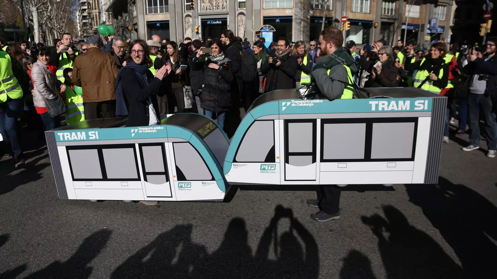 Dos tramvies de cartró s'han trobat simbòlicament a la plaça Mossèn Jacint Verdaguer entre els aplaudiments dels manifestants