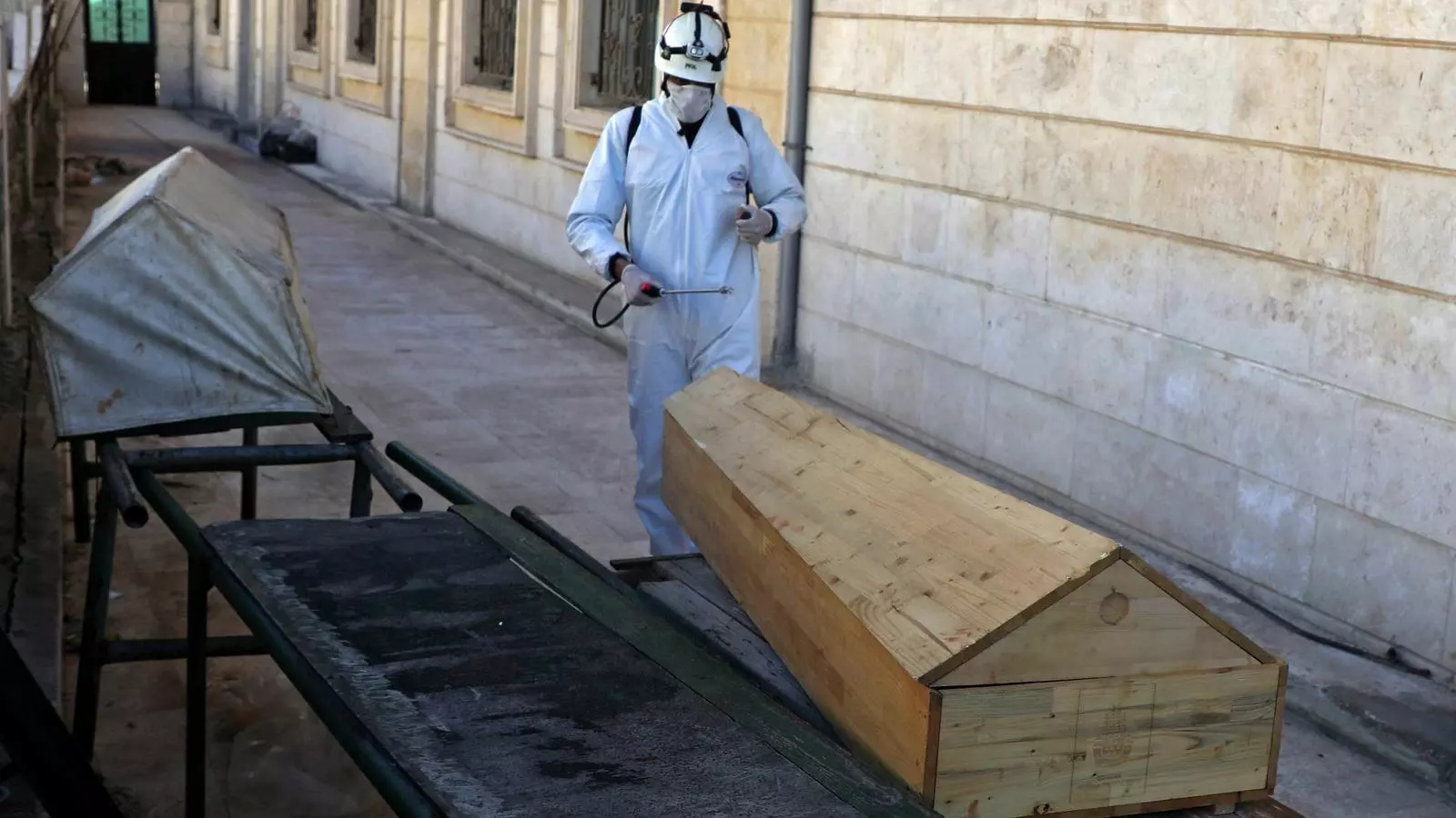 Un membre de la Defensa Civil de Síria desinfecta la part posterior d'una mesquita de la ciutat de Dana, Síria