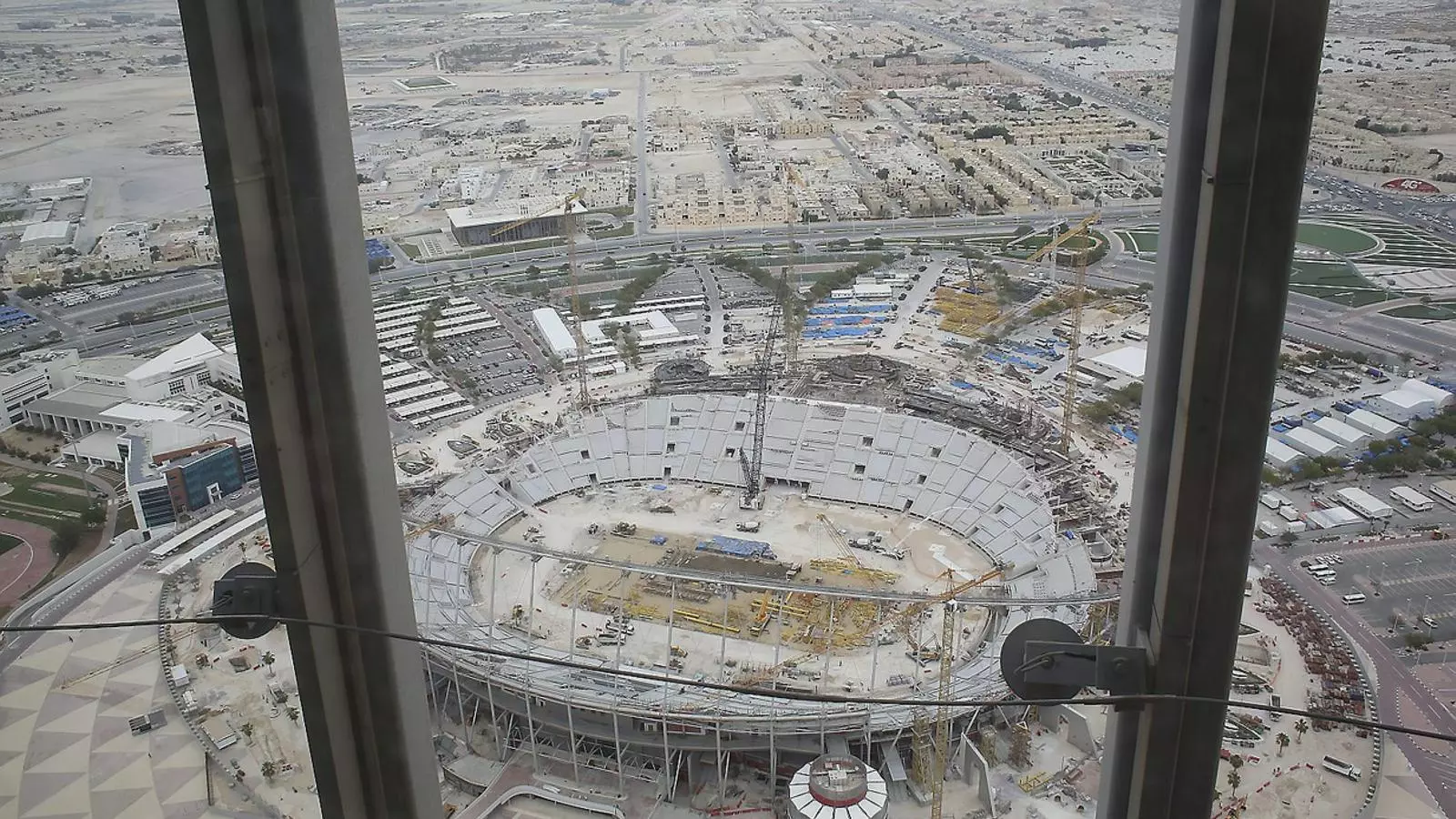 Obres d’un dels estadis que han d’acollir la Copa del Món de Qatar 2022.