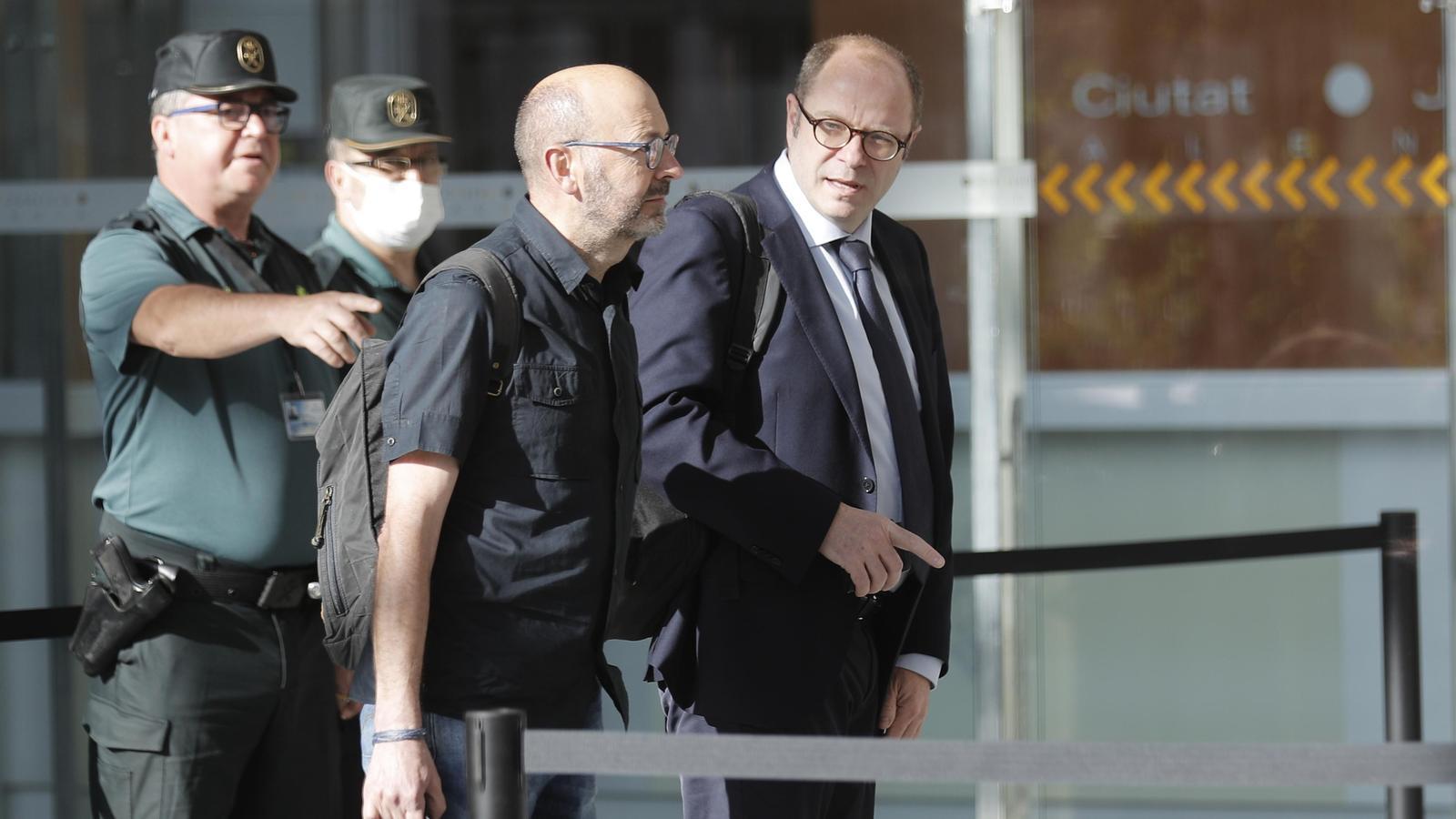 Businessman Francis Puig (left), with his lawyer, Javier Falomir, upon his arrival at the City of Justice in Valencia.