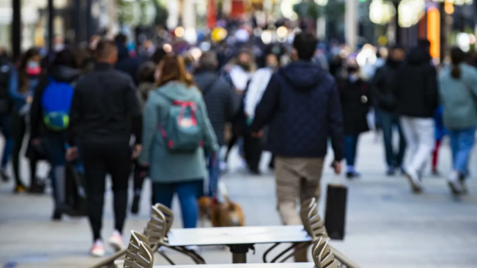 Una terrassa buida de l'Avinguda Meritxell a l'hivern.