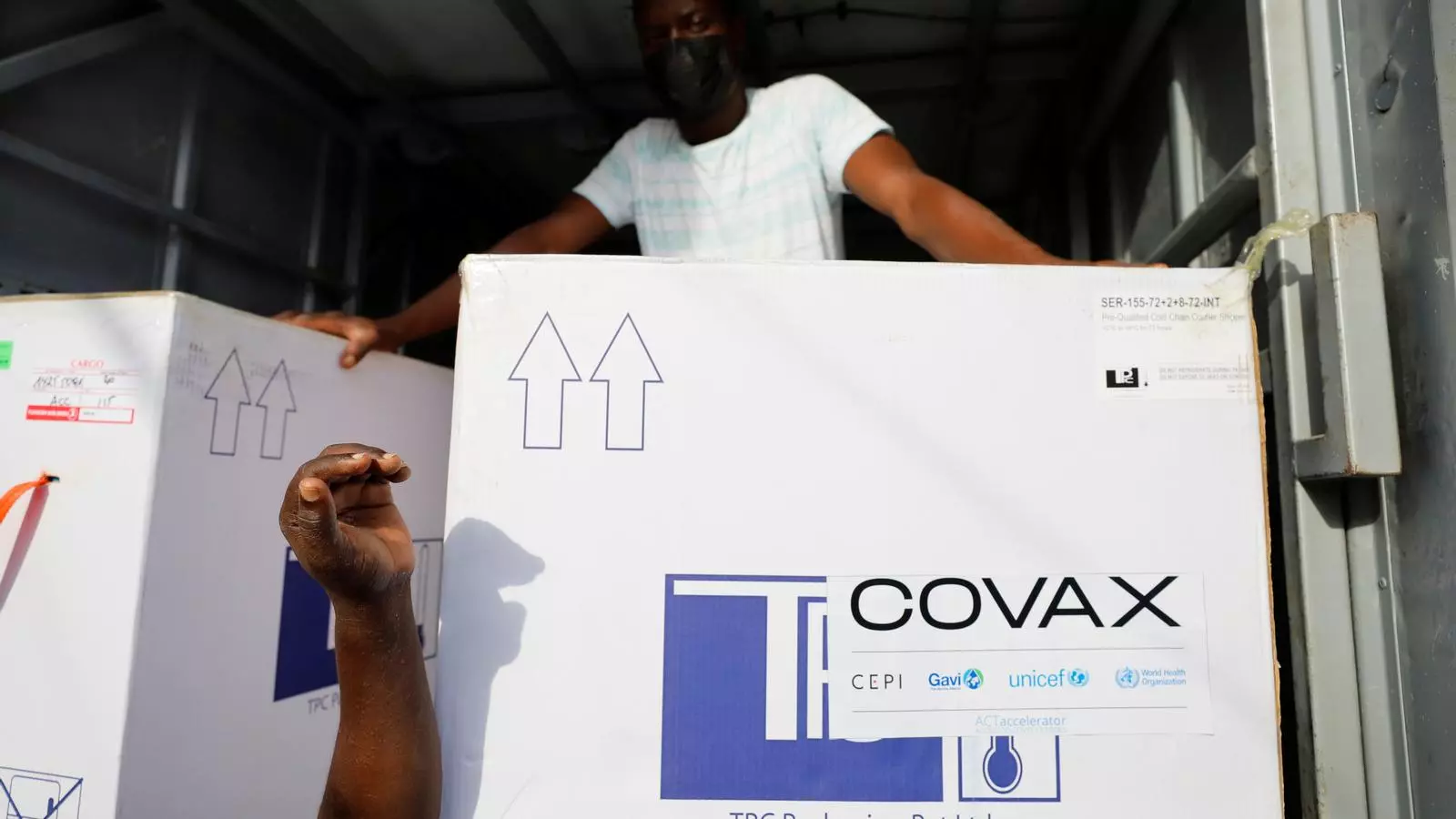 Una caja de vacunas de AstraZeneca distribuidas por el programa Covax llegando a Ghana, este mes