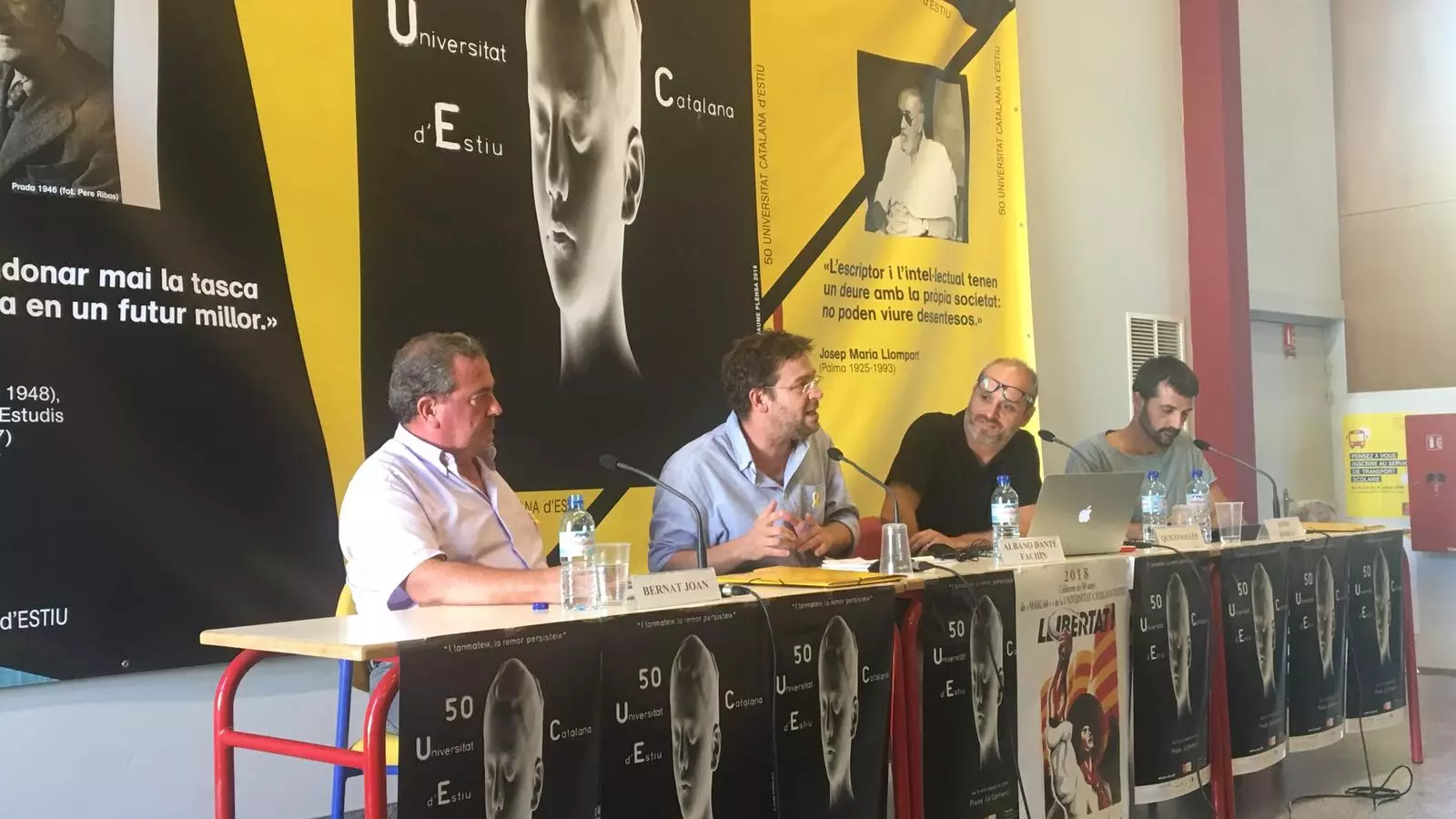 L'exlíder de Podem Albano Dante Fachin, amb el fotoperiodista Jordi Borràs i el professor Bernat Joan, a l'acte de la UCE