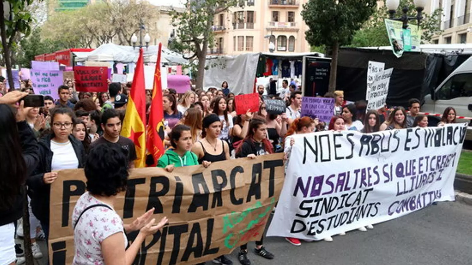 Desenes d'estudiants s'han manifestat aquest dijous per la Rambla de Tarragona per protestar contra la sentència que va condemnar per abusos sexuals els cinc membres de la Manada acusats de violar una noia als Sanfermines de 2016