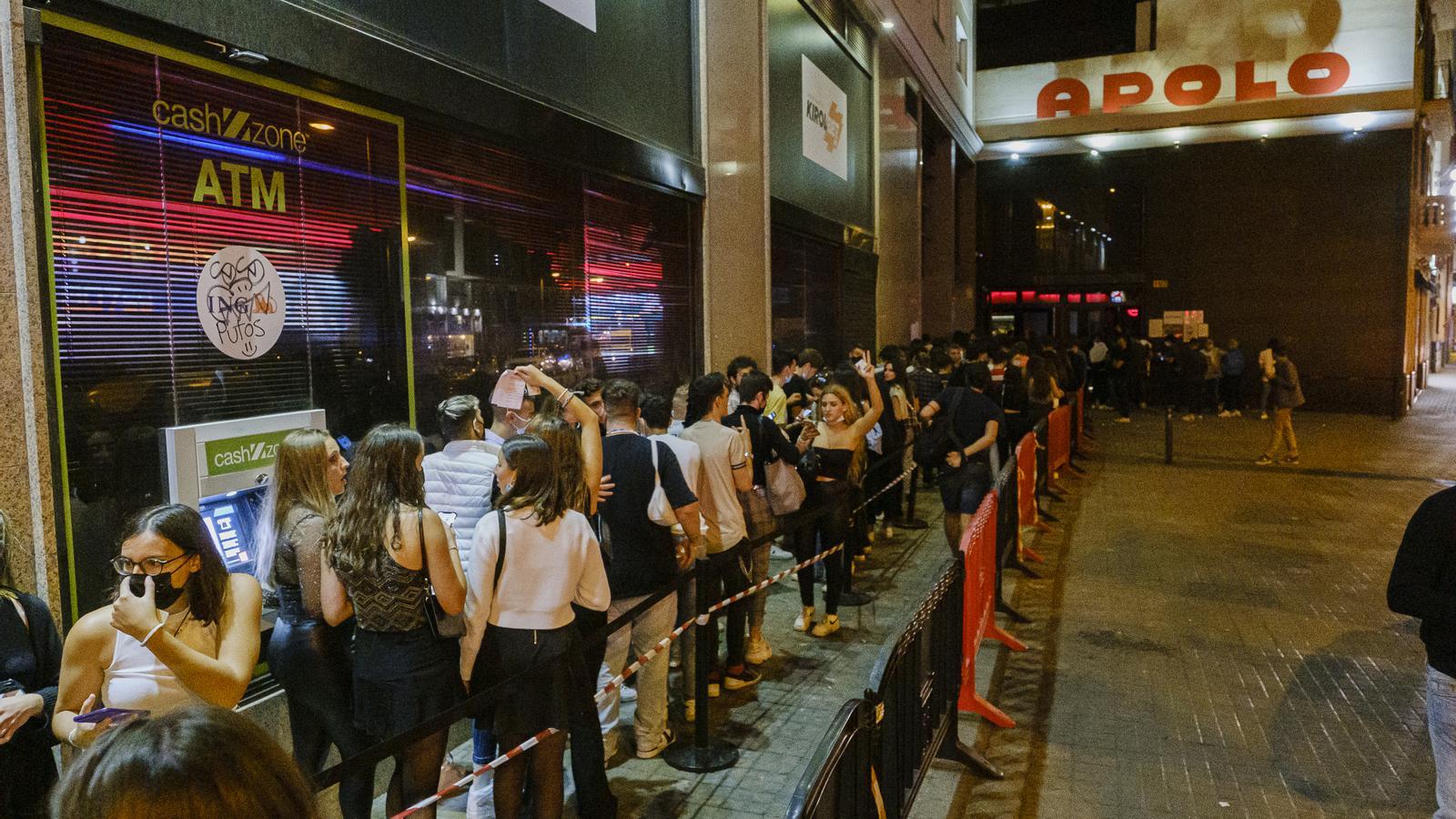 Cua per entrar a la Sala Apolo de Barcelona ahir a la nit.