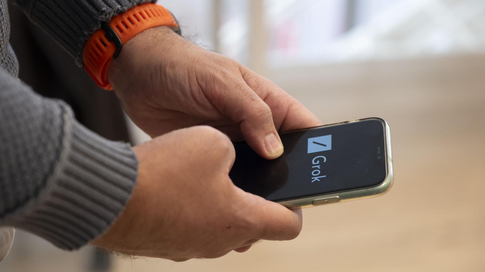 Un usuario utilizando la aplicación Grok, el asistente de inteligencia artificial creado por xAI.