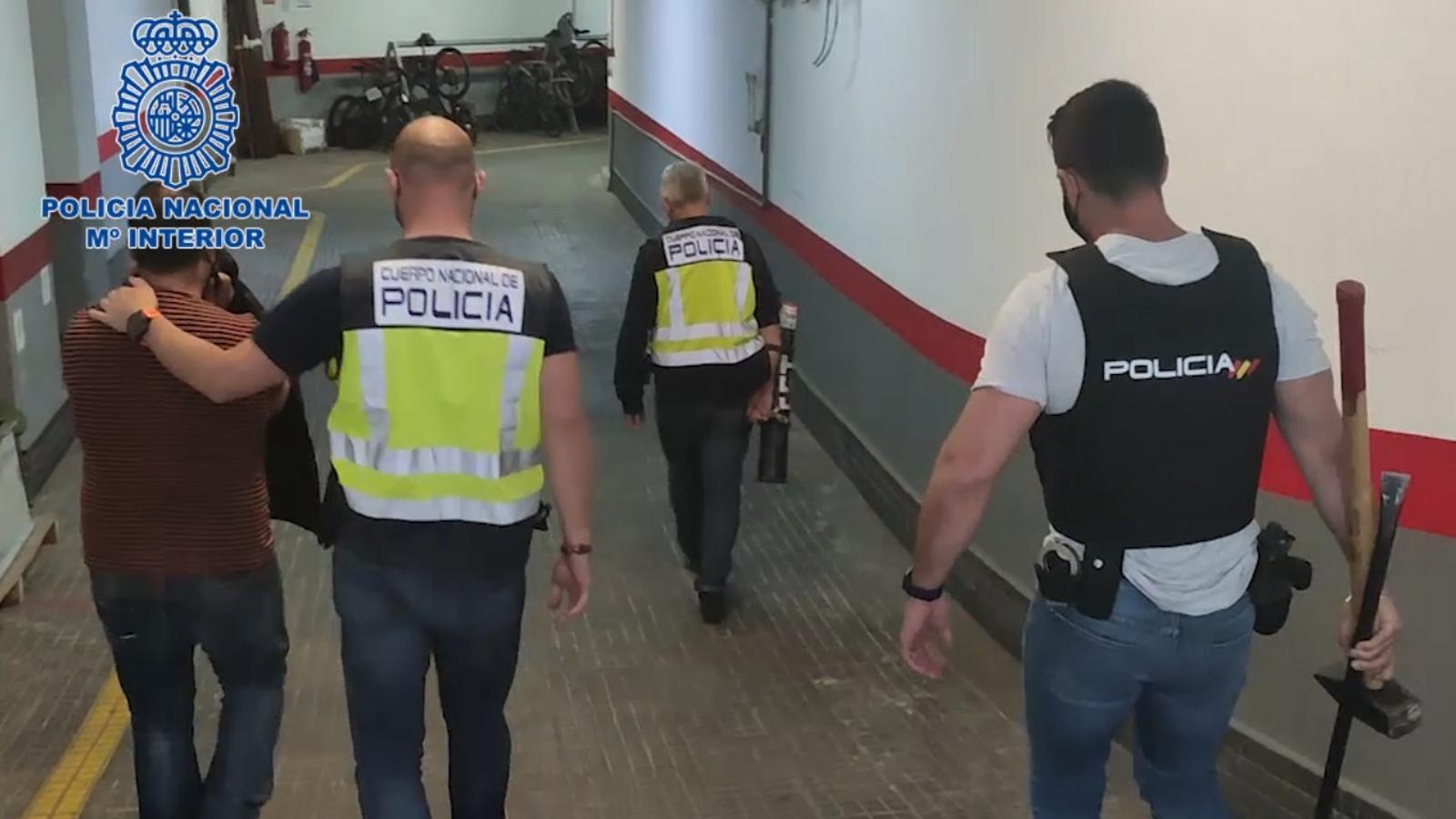 Agents de la Policia Nacional durant una de les detencions.