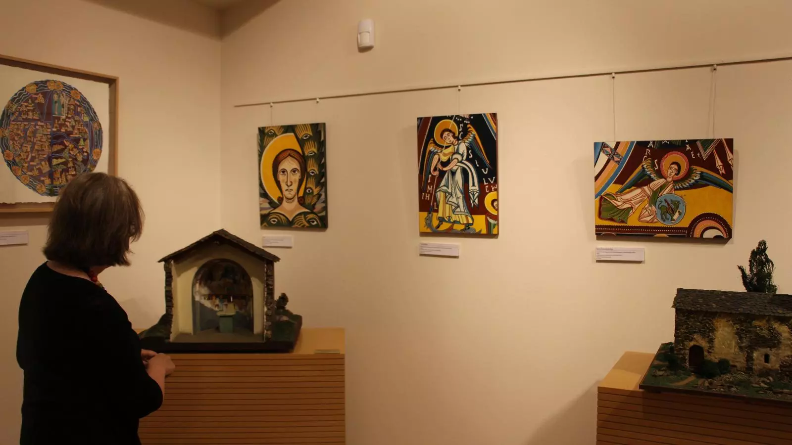 L'artista Rosa Obiols mostra part de la seva exposició sobre el romànic. / A.S. (ANA)
