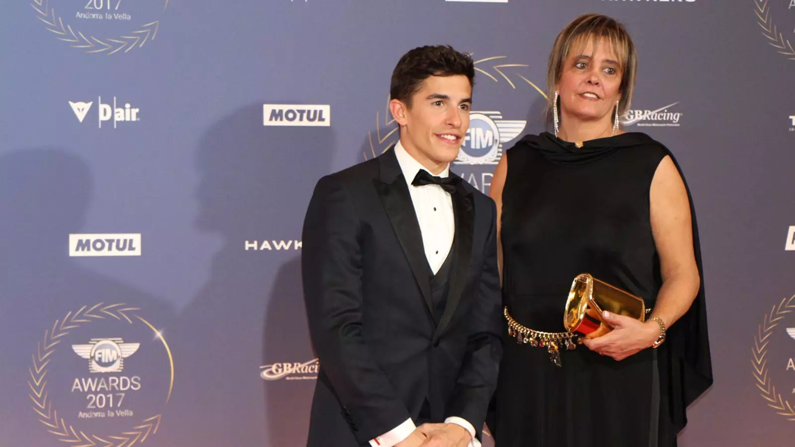 El campió del món de Moto GP, Marc Márquez, amb la seva mare, al 'photocall' de la gala FIM Awards, a l'Andorra Park Hotel, aquest diumenge al vespre. / ANA (E. J. M.)