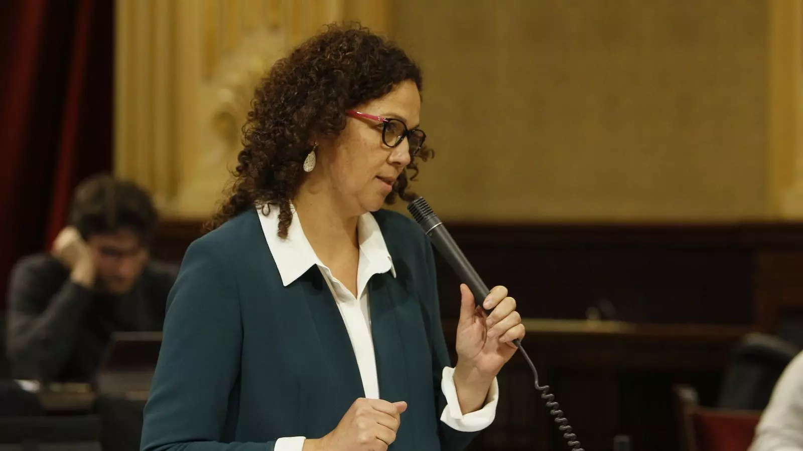 Catalina Cladera durant la seva intervenció en el Parlament aquest dimarts. / ISAAC BUJ