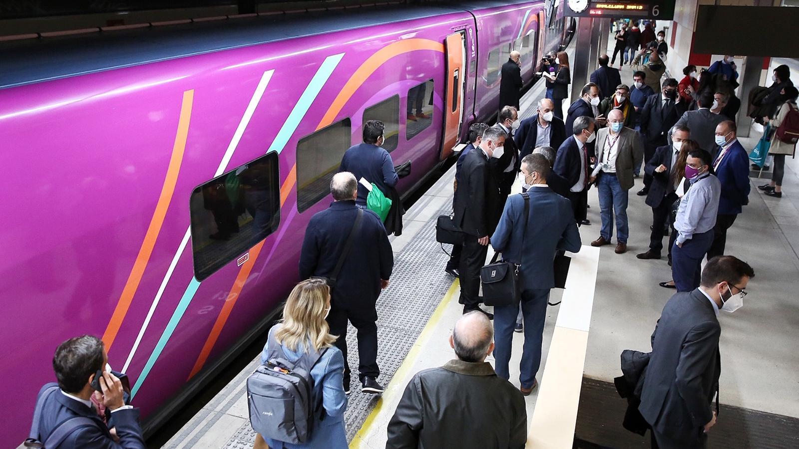 Periodistes y trabajadores de la Renfe después saliente del nuevo tren de alta velocidad 'low coste'