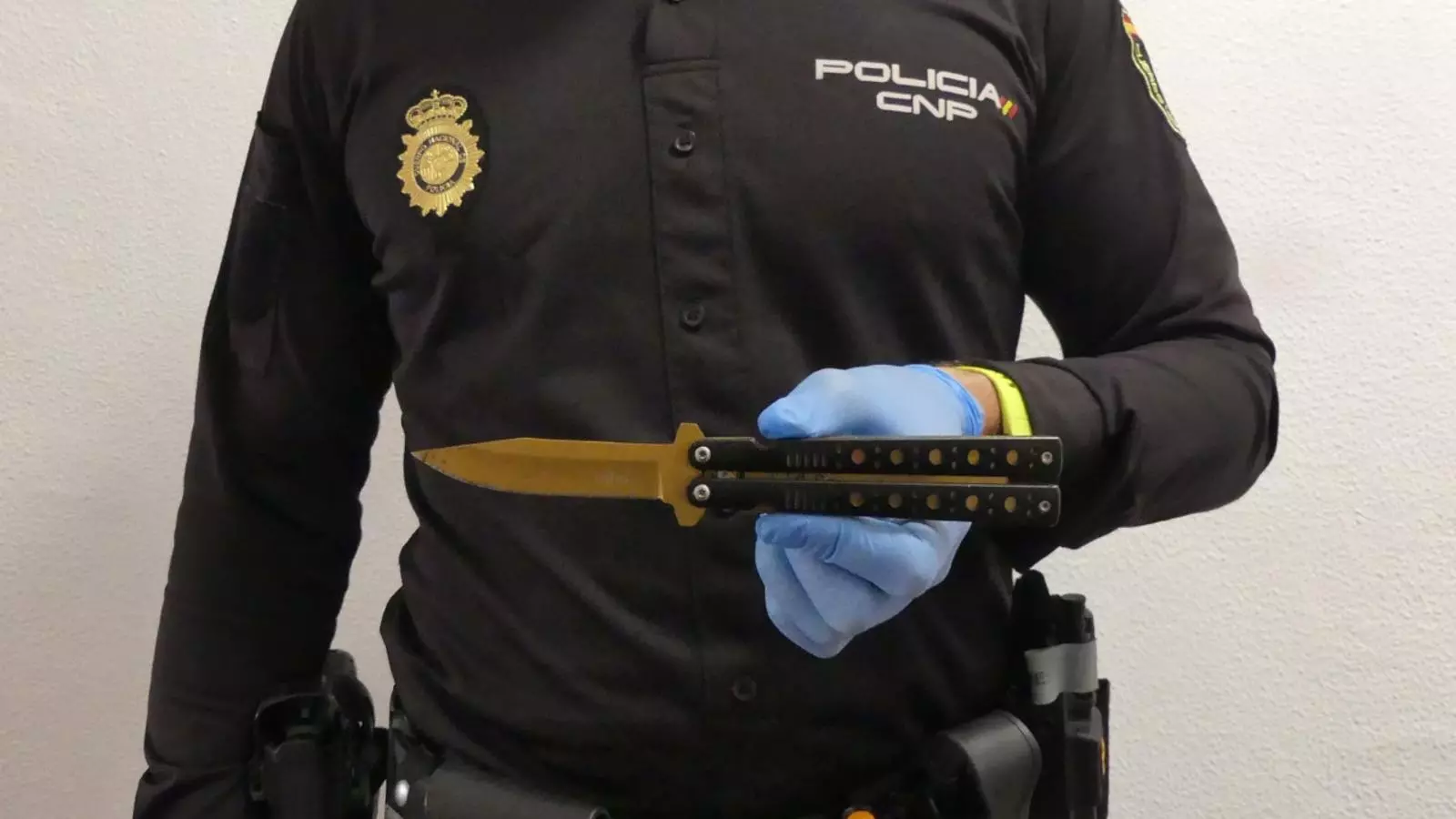 Agent de la Policia Nacional amb una arma confiscada.
