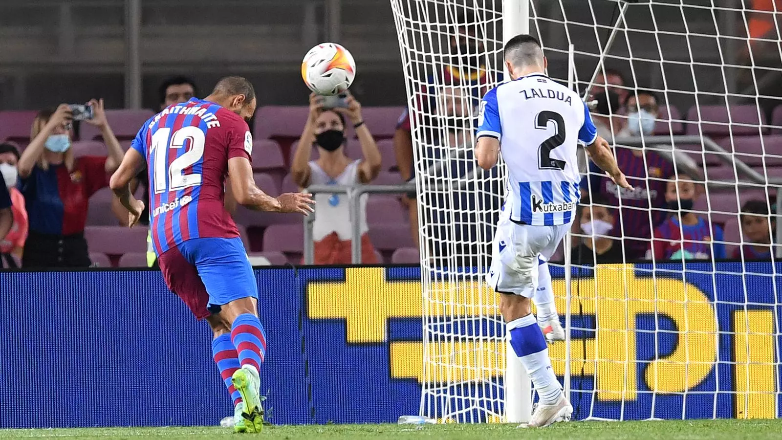 Braithwaite rematant de cap per fer el 2-0 contra la Reial Societat.