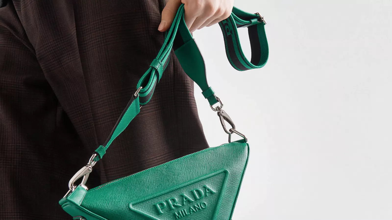 La bandolera triangular de Prada s'ha convertit en una bossa emblemàtca de la firma italiana
