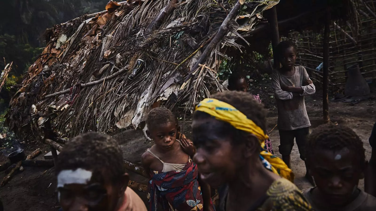 Tres membres de la comunitat mbuti a la província d’Ituri, a l’est de la República Democràtica del Congo.
