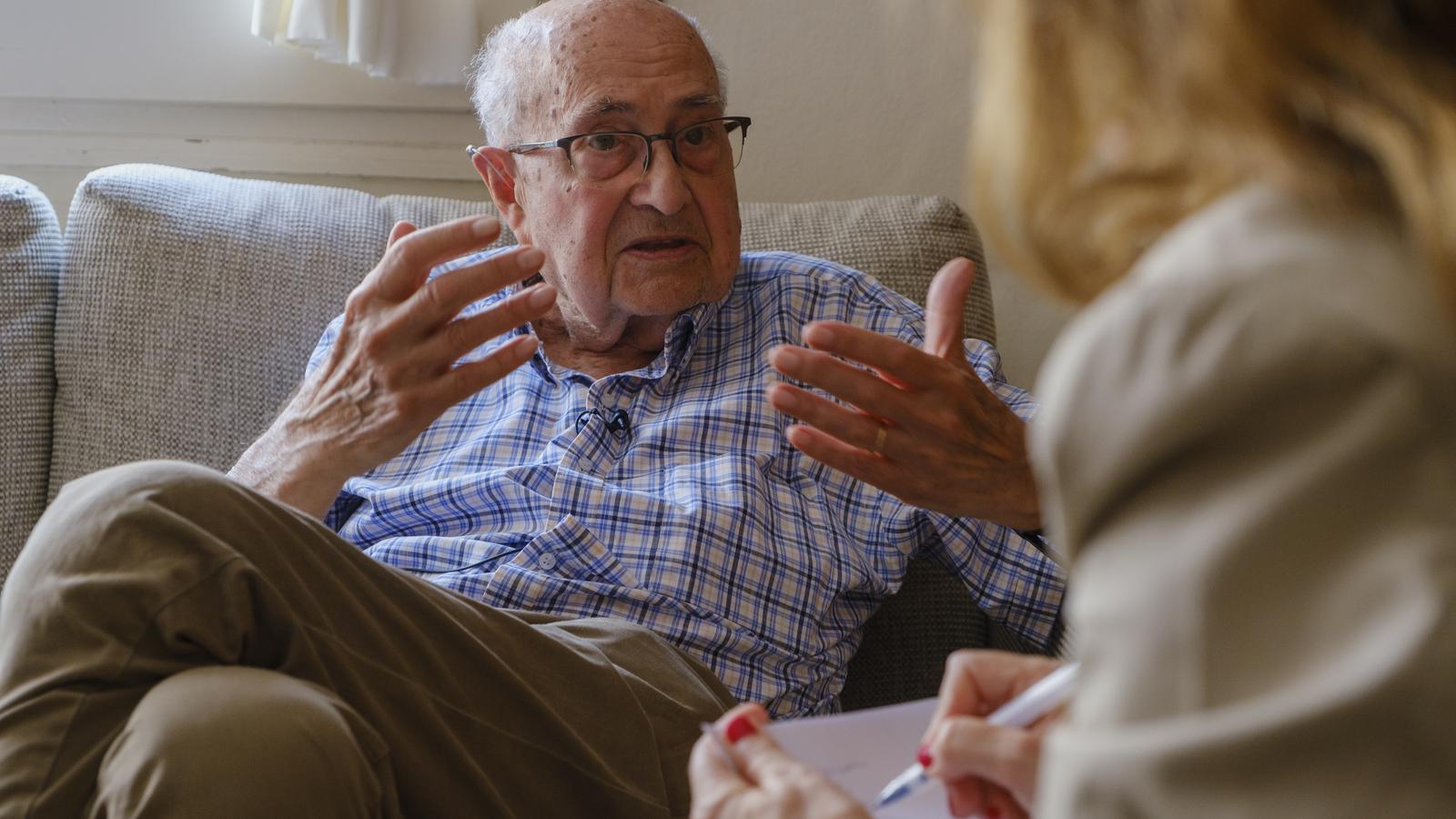 Ramón Bayés conversant amb Esther Vera
