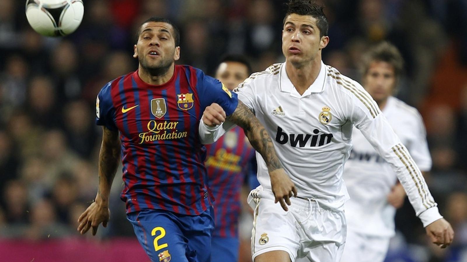 Alves i Ronaldo en una jugada del Madrid-Barça de l'anada de quarts de final de Copa / REUTERS