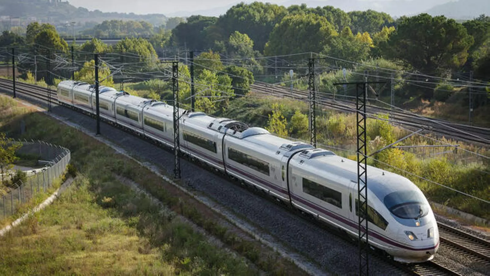 Un tren AVE circulant per Catalunya en una imatge d'arxiu.