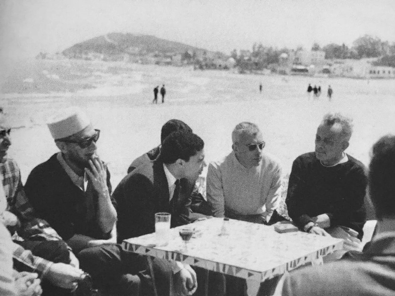 Ferrater, a Tunísia, amb Carlos Barral -fumant, amb ulleres de sol i fez-, durant les deliberacions del premi Formentor