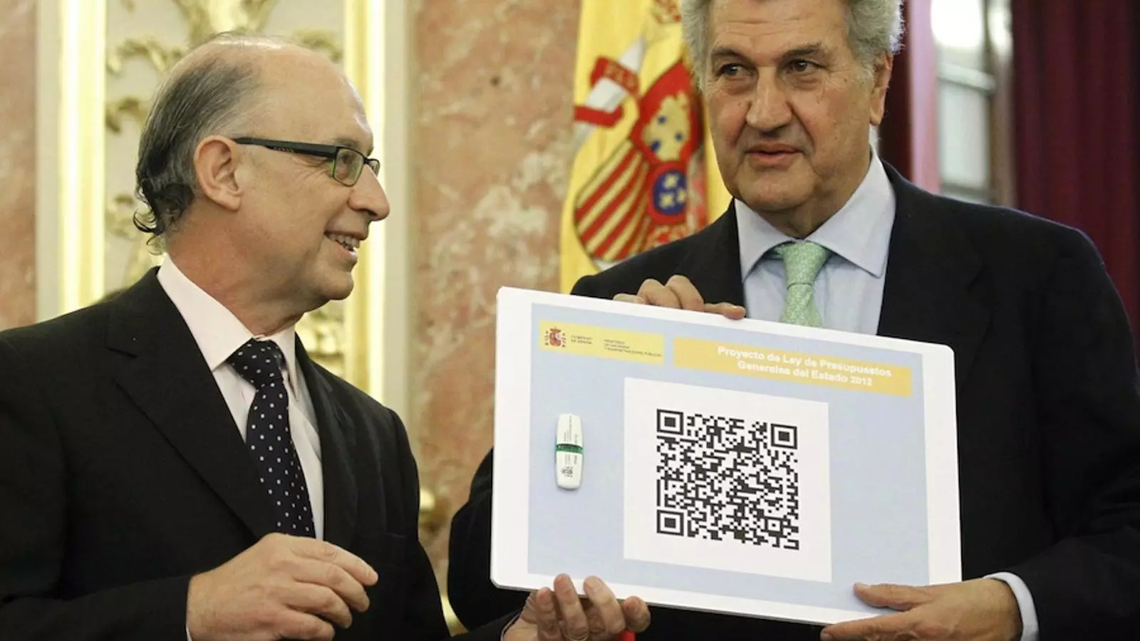 El ministre Montoro lliura els pressupostos generals de l'Estat al president del Congrés dels Diputats, Jesús Posada, amb un codi QR / EFE
