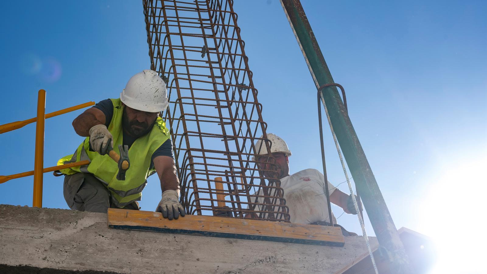 Dos treballadors de la construcció en una imatge d'arxiu