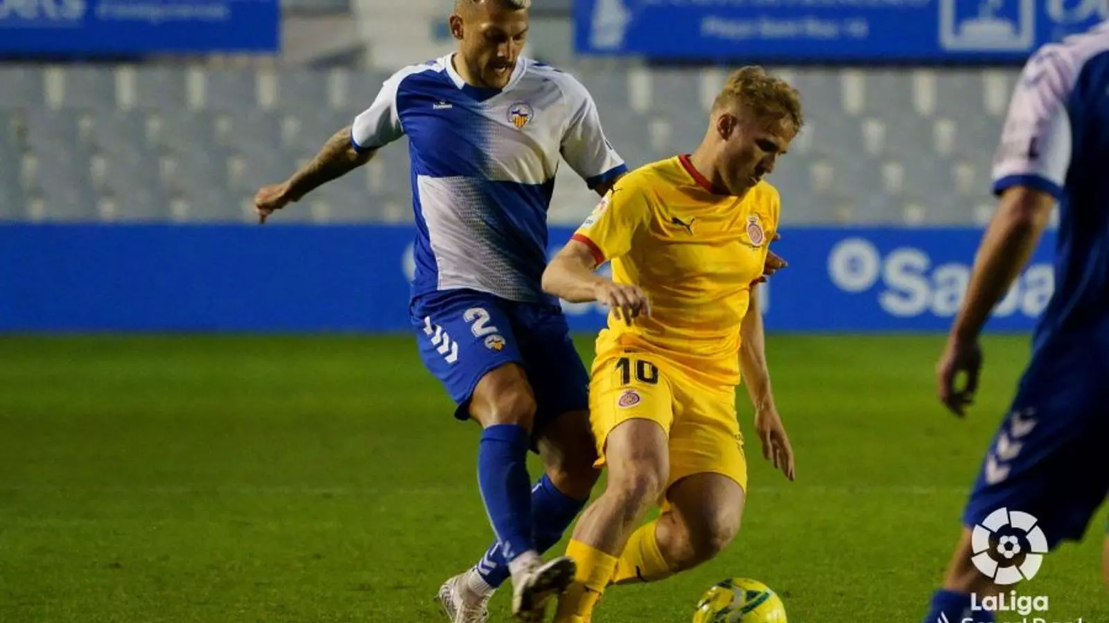 Stoichkov i Samu Saiz, en una acció del derbi català
