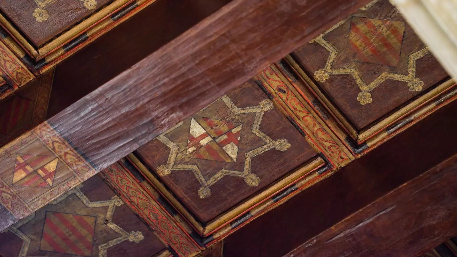El primer escut gòtic pintat de Barcelona, en un enteixinat de l'Ajuntament de Barcelona