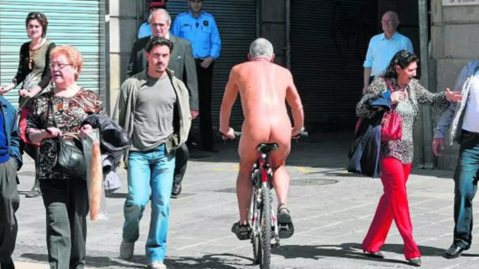 La modificació de l'ordenança del civisme vol acabar amb imatges com la d'aquest home despullat anant en bicicleta pel centre de Barcelona.