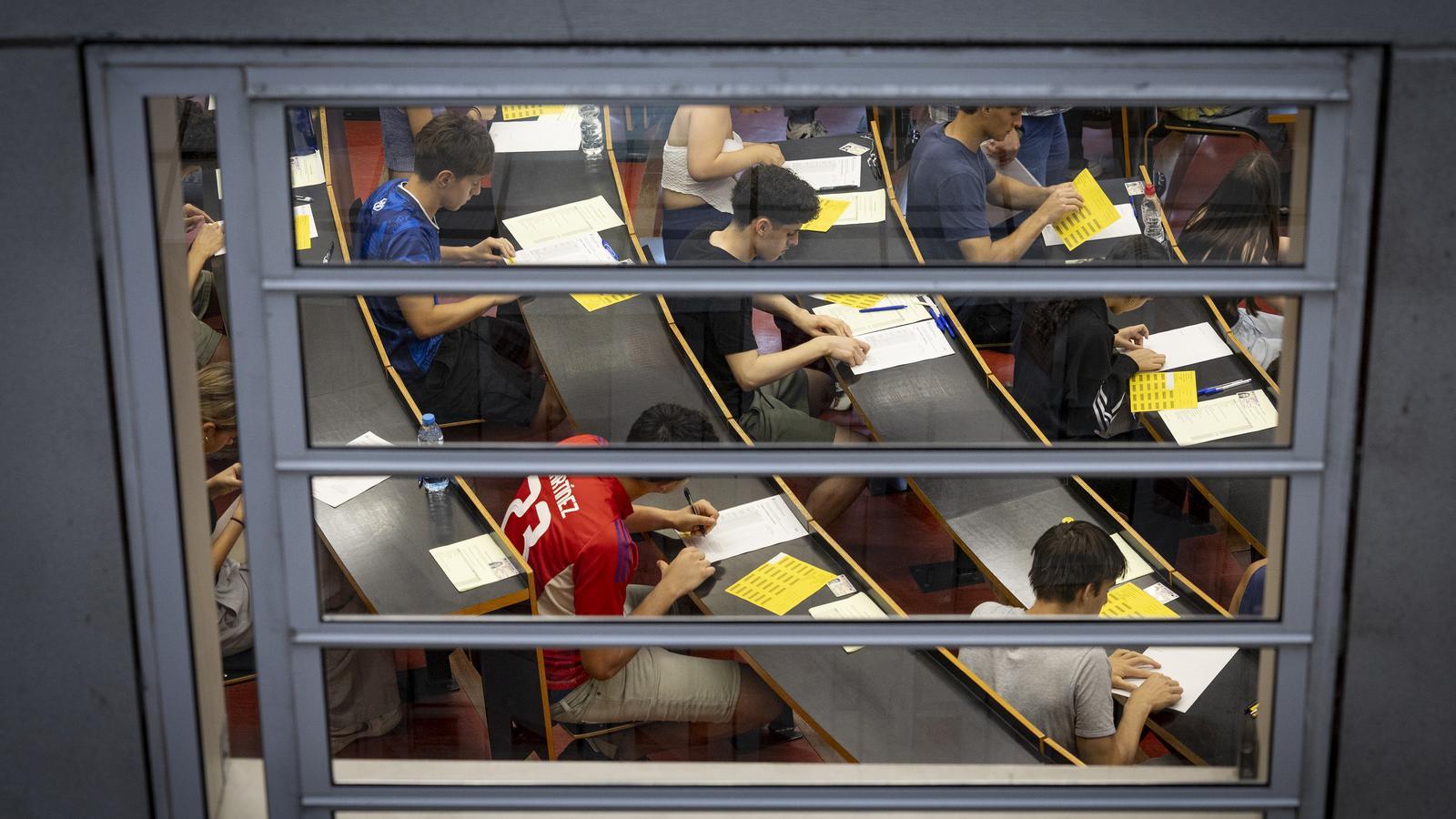 Estudiantes haciendo la selectividad en la Universitat Pompeu Fabra