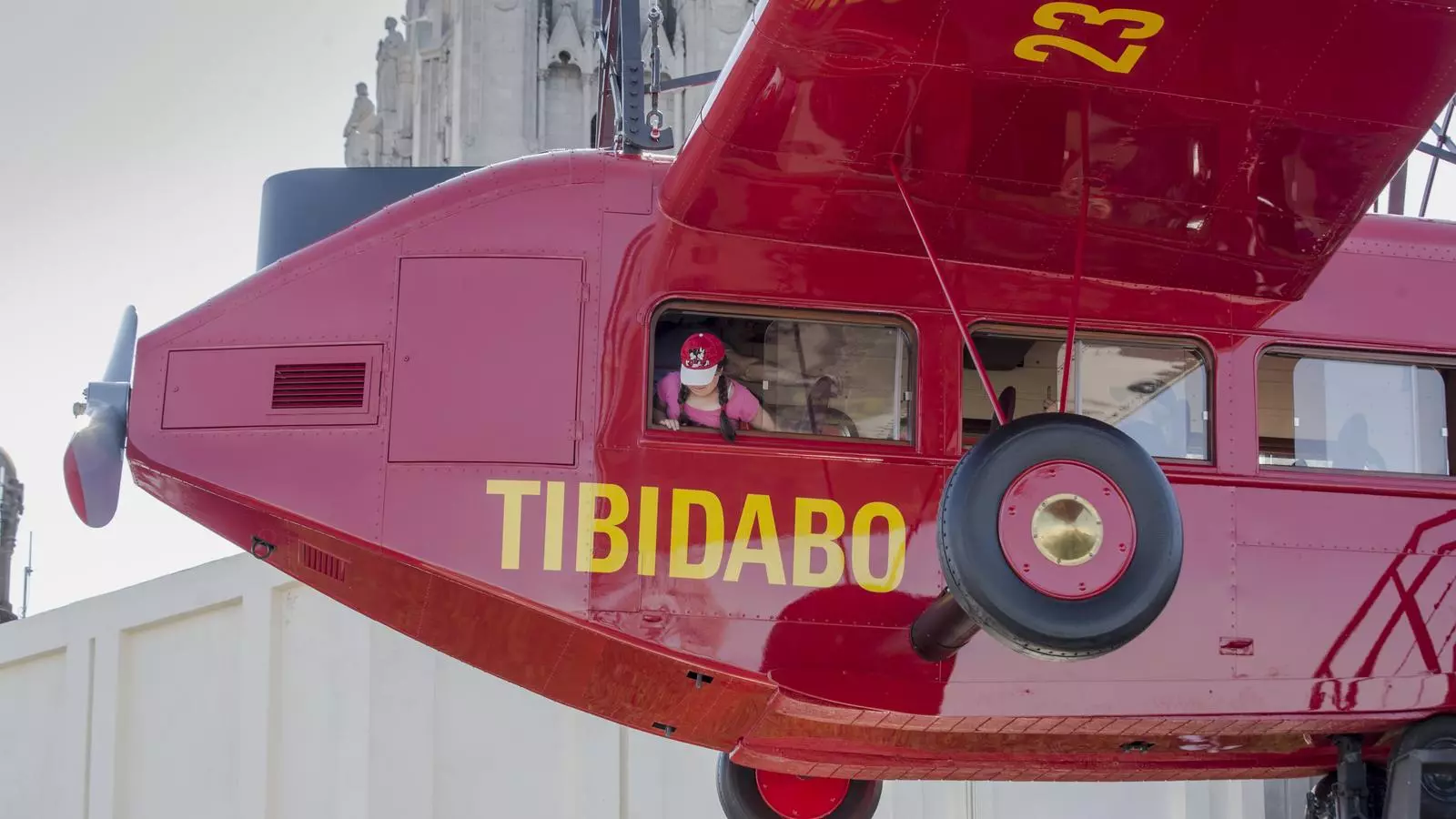 Vista de l'avió del Parc d'Atraccions del Tibidabo acabat de restaurar