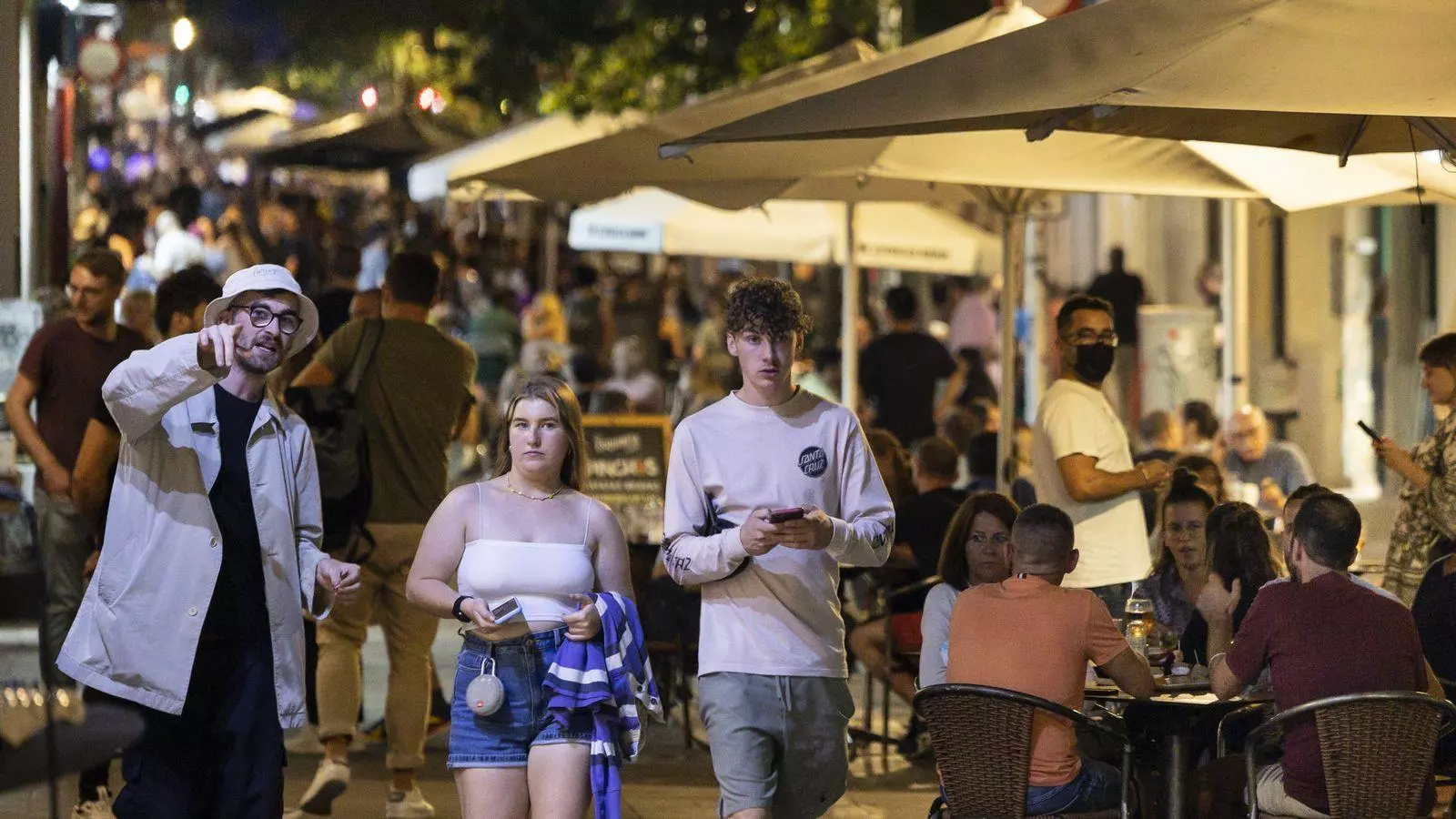 El carrer Enric Granados, al cor de l'Eixample, ple de restaurants i terrasses