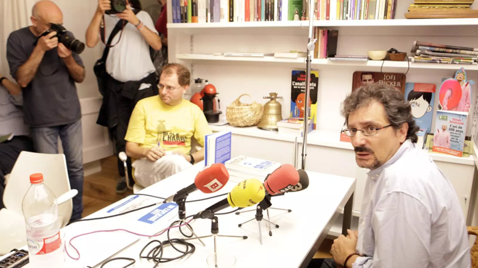 Albert Sánchez Piñol, avui divendres, a la tarda, en la roda de premsa que ha fet en tornar d'Holanda / CÈLIAT ATSET
