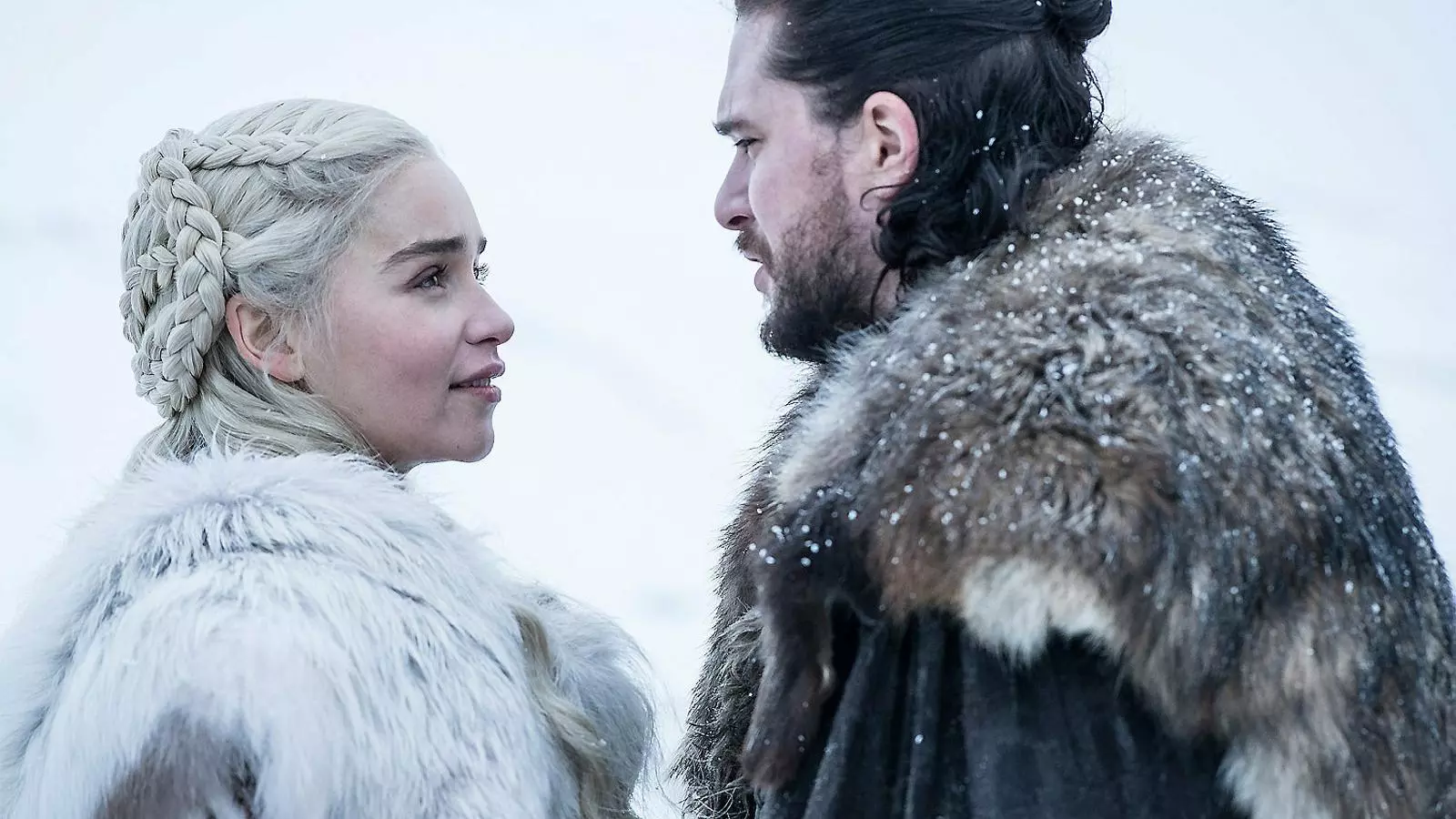 Daenerys Targaryen i Jon Neu lluiten contra Cersei Lannister per aconseguir el Tron de Ferro.