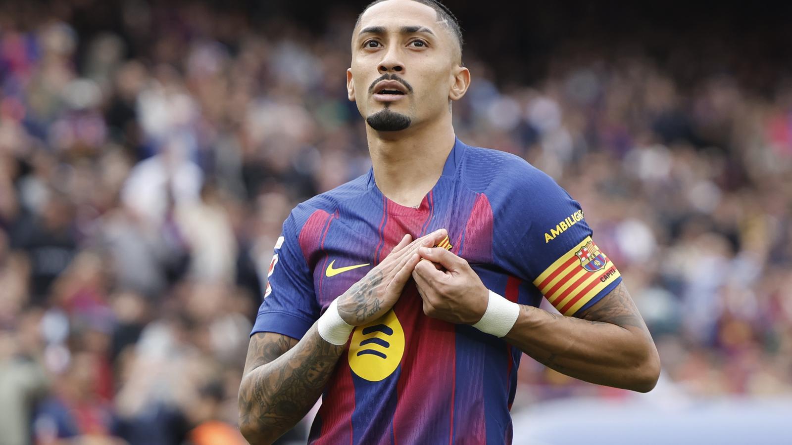 Raphinha se señala el escudo tras marcar el primer gol ante el Sevilla