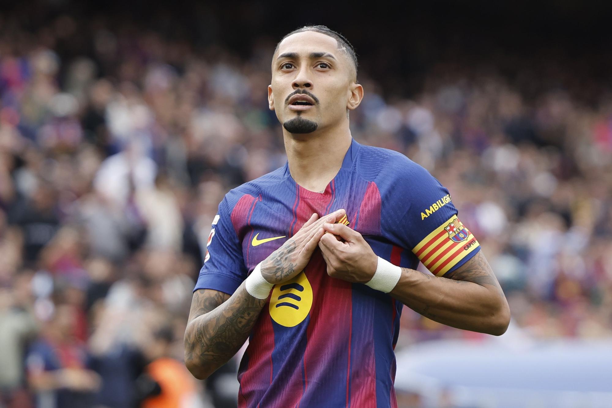 Raphinha s'assenyala l'escut després de fer el primer gol contra el Sevilla