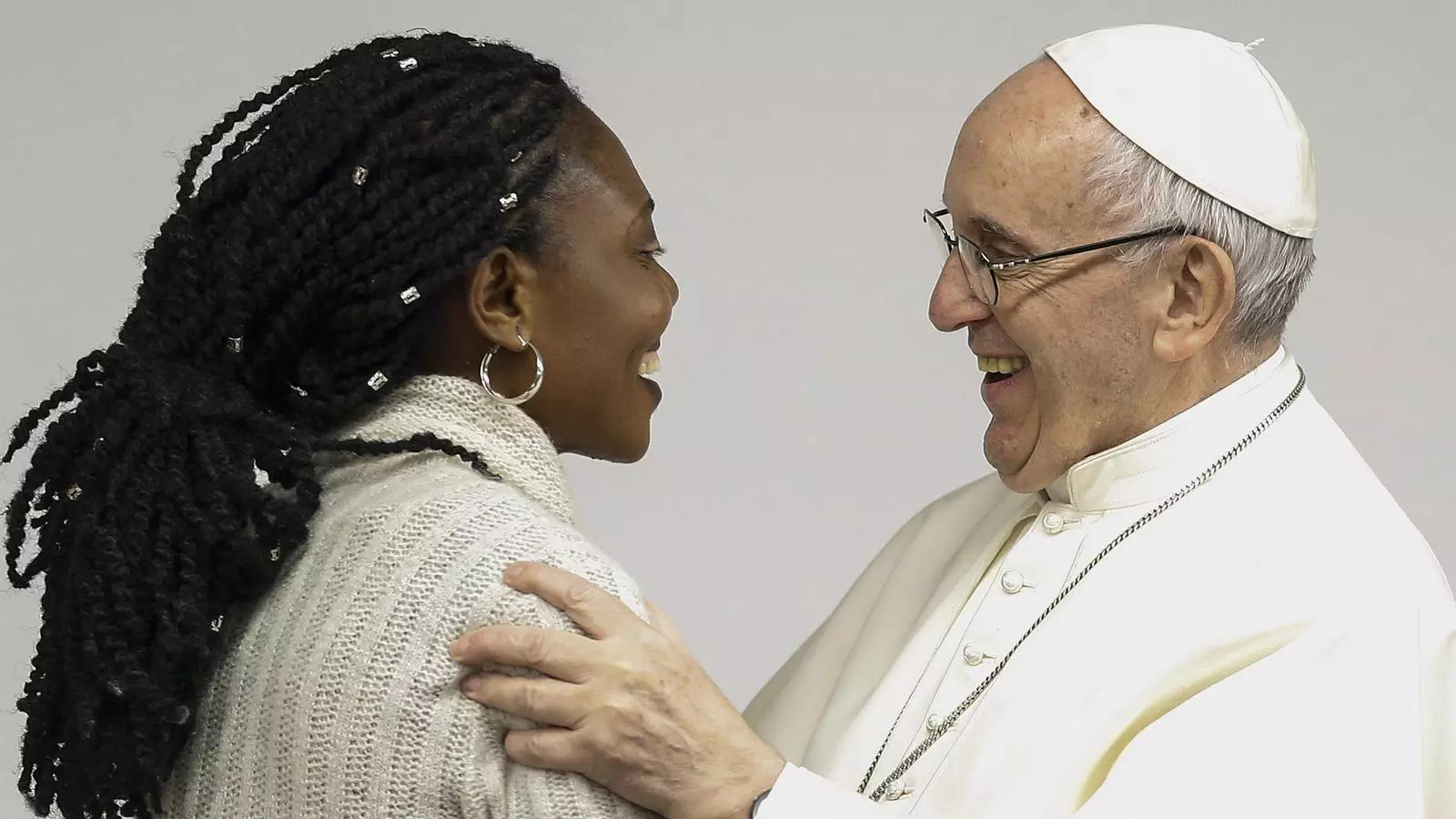 El Papa Francesc saluda Blessing Okoedion, víctima del tràfic de persones, durant la trobada pre-sinodal amb diversos joves que ha tingut lloc aquest dilluns a Roma