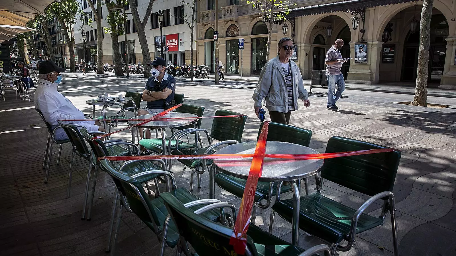 Un dels restaurants de la Rambla amb dues taules inhabiliades